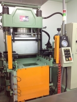 Automatic vacuum press molding machine(200t) ×4